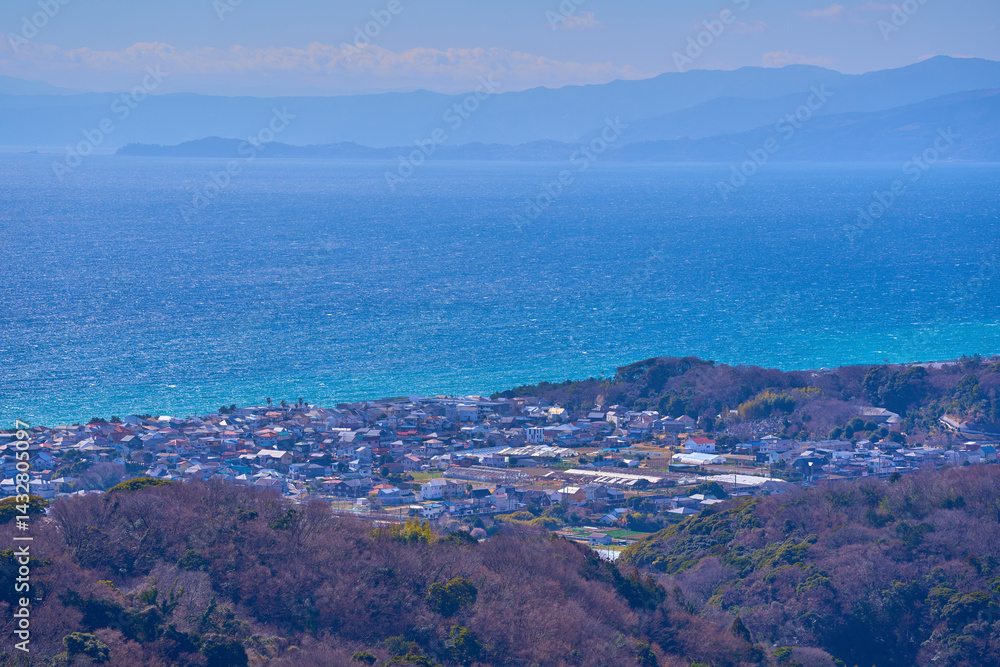 神奈川県平塚市の高麗山公園(湘南平)から南西側の眺望(大磯町西小磯,真鶴半島,相模湾など) 神奈川県平塚市の高麗山公園(湘南平)から南西側の眺望(大磯町西小磯,真鶴半島,相模湾など)