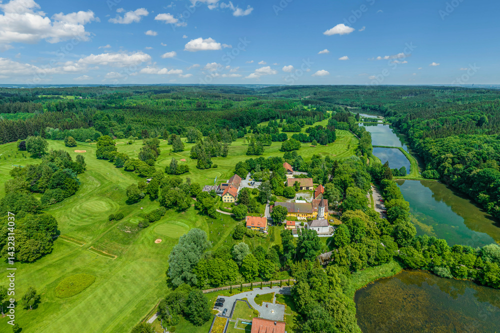 Die idyllische Stauden-Landschaft bei Burgwalden im Naturpark Augsburg-Westliche Wälder von oben