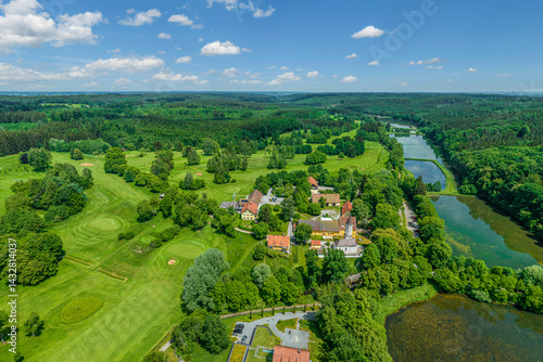 Obraz na płótnie Die idyllische Stauden-Landschaft bei Burgwalden im Naturpark Augsburg-Westliche Wälder von oben w salonie