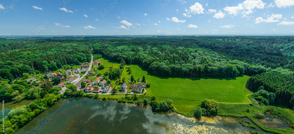 Ausblick auf das Tal des Anhauser Baches bei Bobingen-Burgwalden in Schwaben im Frühsommer