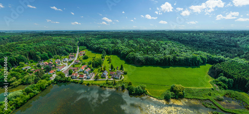 Obraz na płótnie Ausblick auf das Tal des Anhauser Baches bei Bobingen-Burgwalden in Schwaben im Frühsommer w salonie