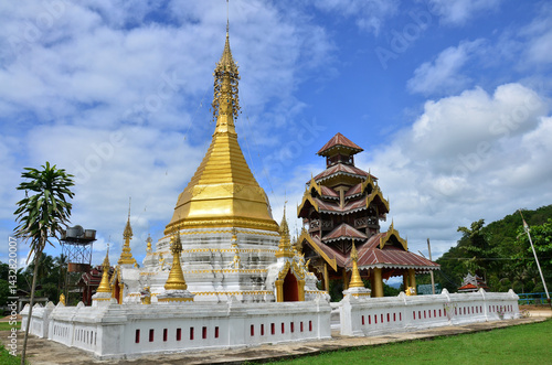 Tableau sur toile Ancient ruin chedi stupa of Wat Tor Pae temple pagoda for thai people and foreig