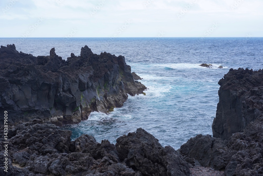 Die Küste von São Miguel bei Ponta da Ferraria