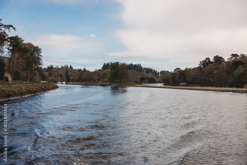 Obraz premium Open freshwater loch under cloudy sky, atmospheric Highland scenery
