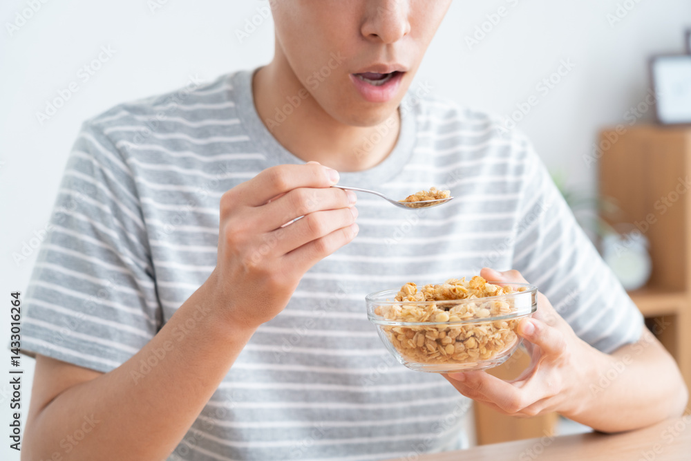 食事をする若い男性 食事をする若い男性