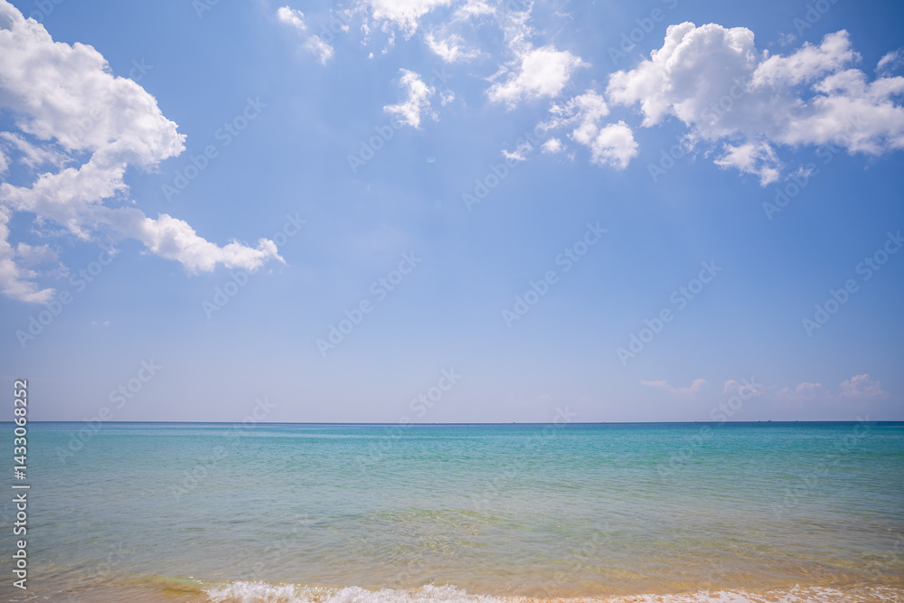 Obraz premium Beautiful beach background, Natural landscape with empty tropical beach at Phuket beach Thailand,Beach and sea in sunny day, Beach sea space area nature background
