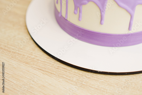 Obraz na płótnie A fragment of a cake decorated with streaks of purple icing. w salonie