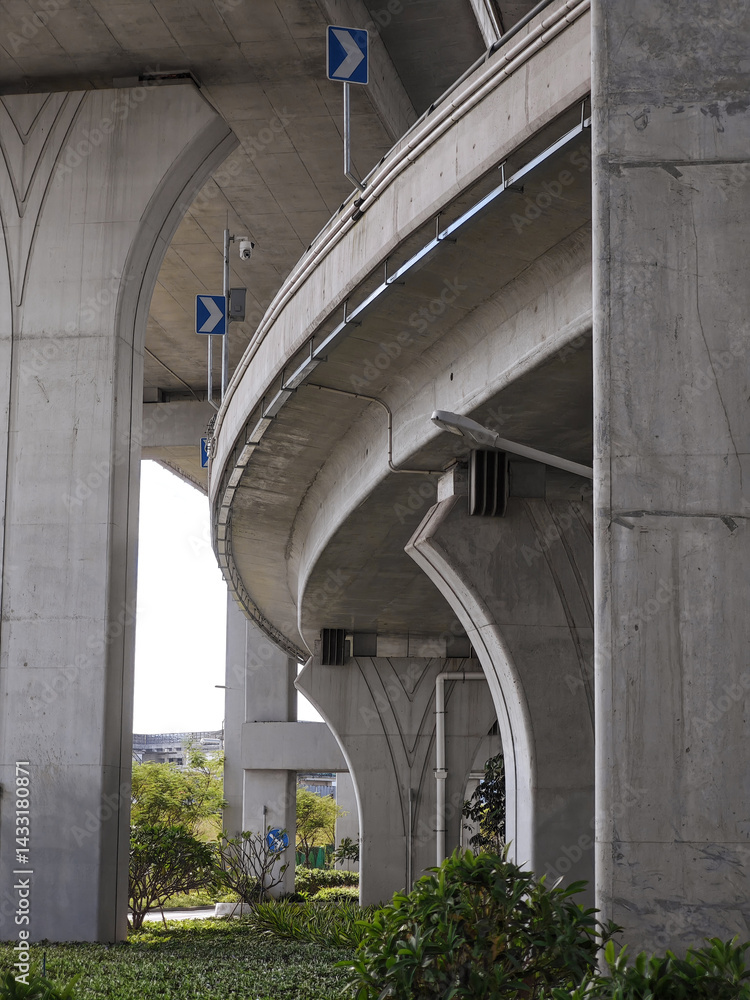 Obraz premium Under overpass in modern city