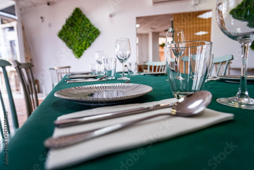 mesa con platos y cubiertos estilo elegante