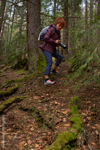 Obraz na płótnie Photographer descending forest slope w salonie
