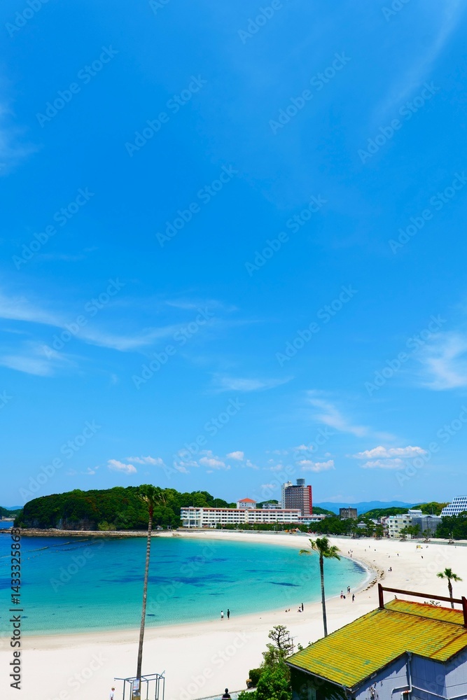 青い海と白い砂浜。白浜、和歌山、日本。5月下旬。
