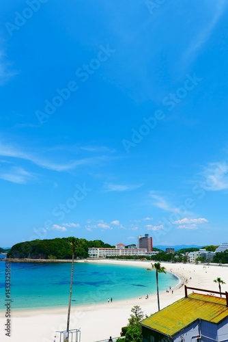 青い海と白い砂浜。白浜、和歌山、日本。5月下旬。