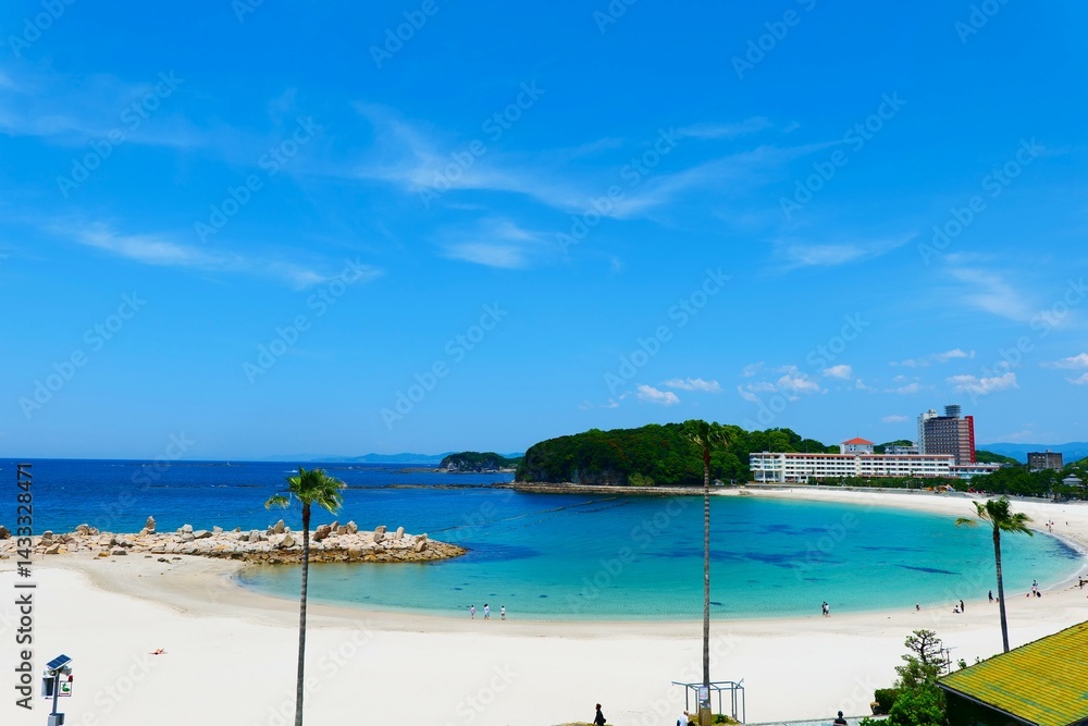 青い海と白い砂浜。白浜、和歌山、日本。5月下旬。