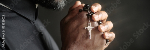 Foto Website banner of unrecognizable pastor holding beautiful rosary with silver cro