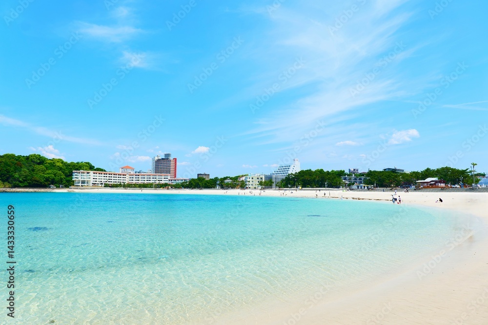 青い海と白い砂浜。白浜、和歌山、日本。5月下旬。