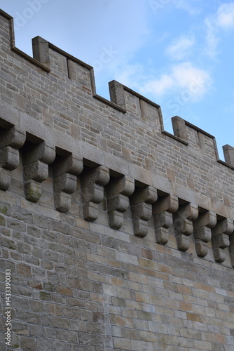 Rempart médiéval en pierre avec tour et mur