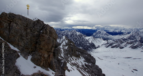 Obraz na płótnie Zugspitze the highest peak of the Wetterstein Mountains and the highest mountain in Germany. w salonie