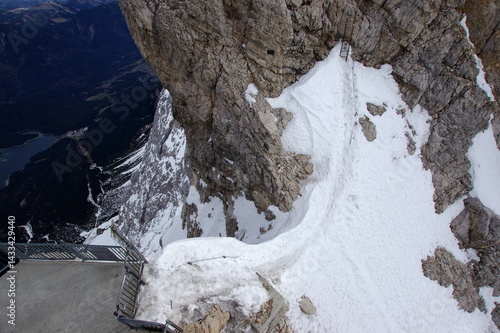 Obraz na płótnie Zugspitze the highest peak of the Wetterstein Mountains and the highest mountain in Germany. w salonie