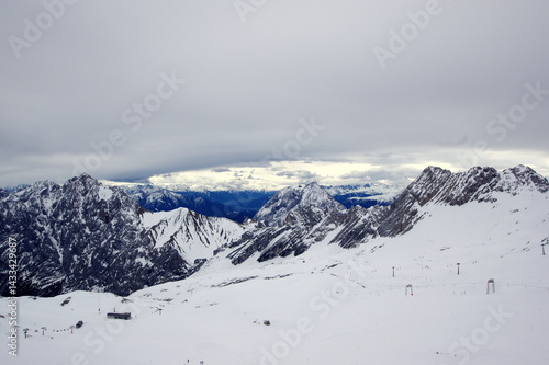 Obraz na płótnie Zugspitze the highest peak of the Wetterstein Mountains and the highest mountain in Germany. w salonie