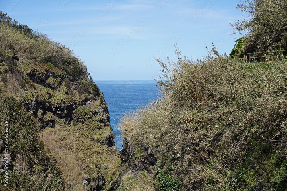 Meeresblick von einem Wanderweg bei Nordeste auf São Miguel