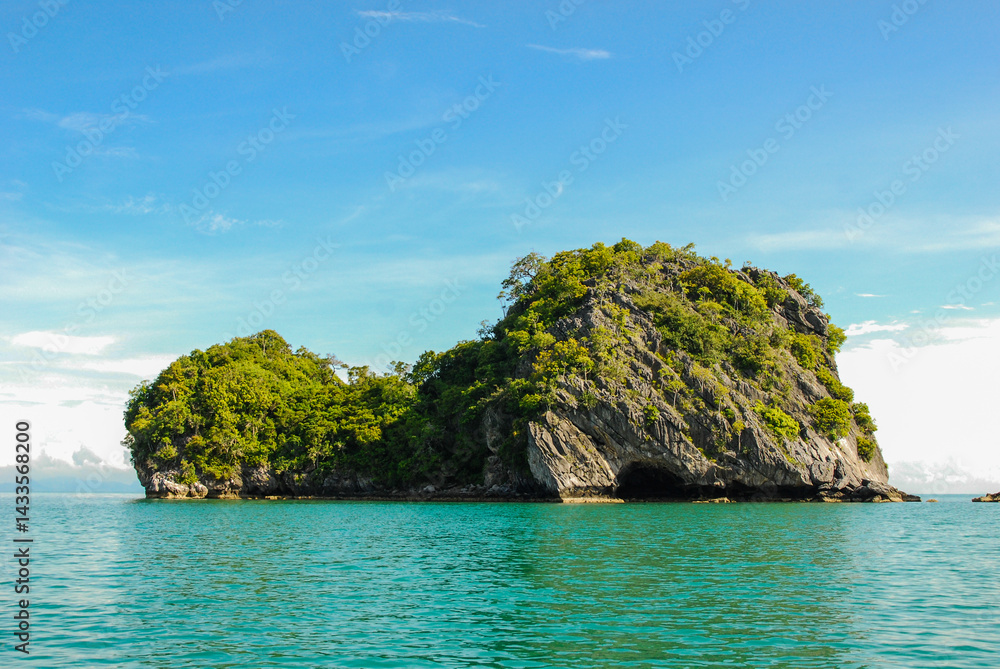 Obraz premium Tropical islands in the Gulf of Thailand, crystal clear blue water in Thailand surrounded by beaches and nature on a clear day.