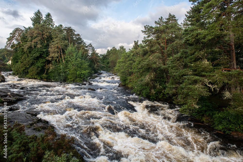 Obraz premium Rushing, white water rapids of the Falls of Dochart in the town of Killin, Perthshire, central Scotish highlands.