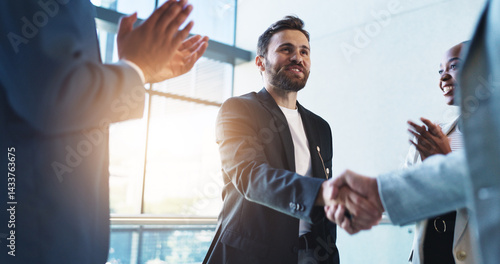 Foto Office, handshake and man with business people with applause for success, congratulations and celebration
