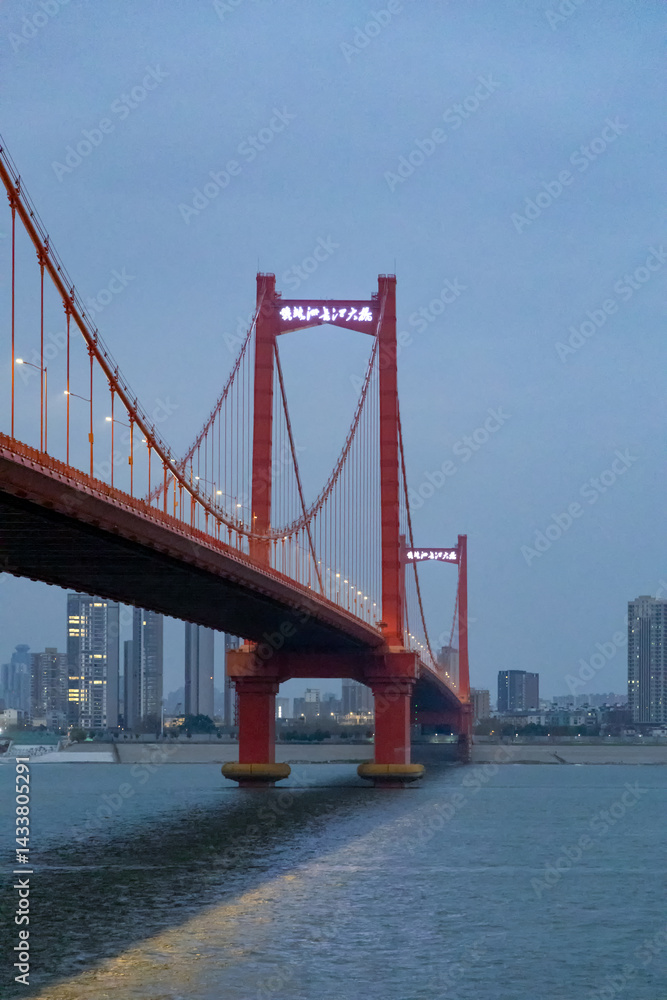 Naklejka premium Night view of the Yingwuzhou Yangtze River Bridge, taken in Wuhan, Hubei, China