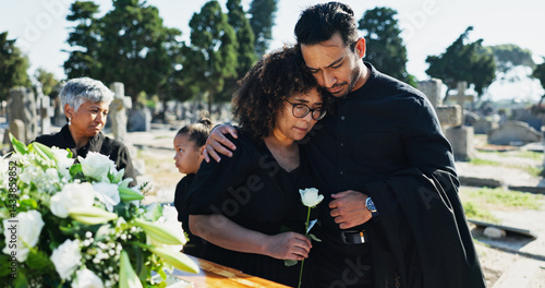 Fotografia Hug, grief and funeral with people, graveyard or empathy with emotion, mental health or comfort