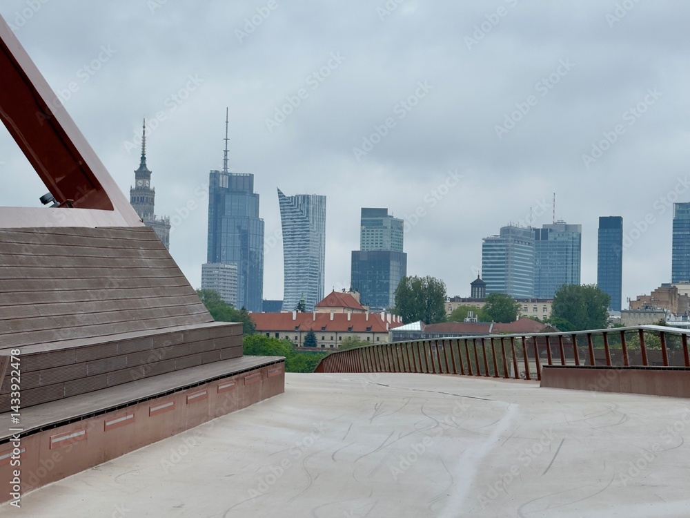 Warszawa, spacer po kładce pieszo rowerowej nad Wisłą