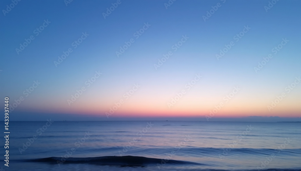 Obraz premium Twilight Over a Calm Ocean: Horizon with Gentle Waves