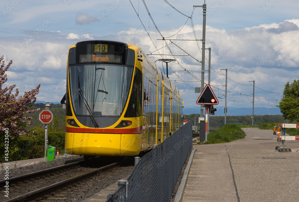 Fototapeta premium Ligne internationale 10 de transport du tramway de Bâle comptant 40 stations allant de Rodersdorf à Dornach. Ligne la plus longue. Desservant le village français de Leymen