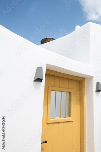 Obraz na płótnie White cycladic architecture in Santorini island, Greece. w salonie
