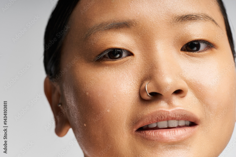 Obraz premium Captivating close up portrait of a young beautiful asian woman with an enchanting smile