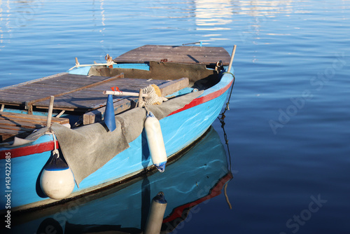 Obraz na płótnie Boats moored to the pier. Details. Small boats on the water, close-up. Summer sunny day on the pier. Old boats. Vacation at sea w salonie