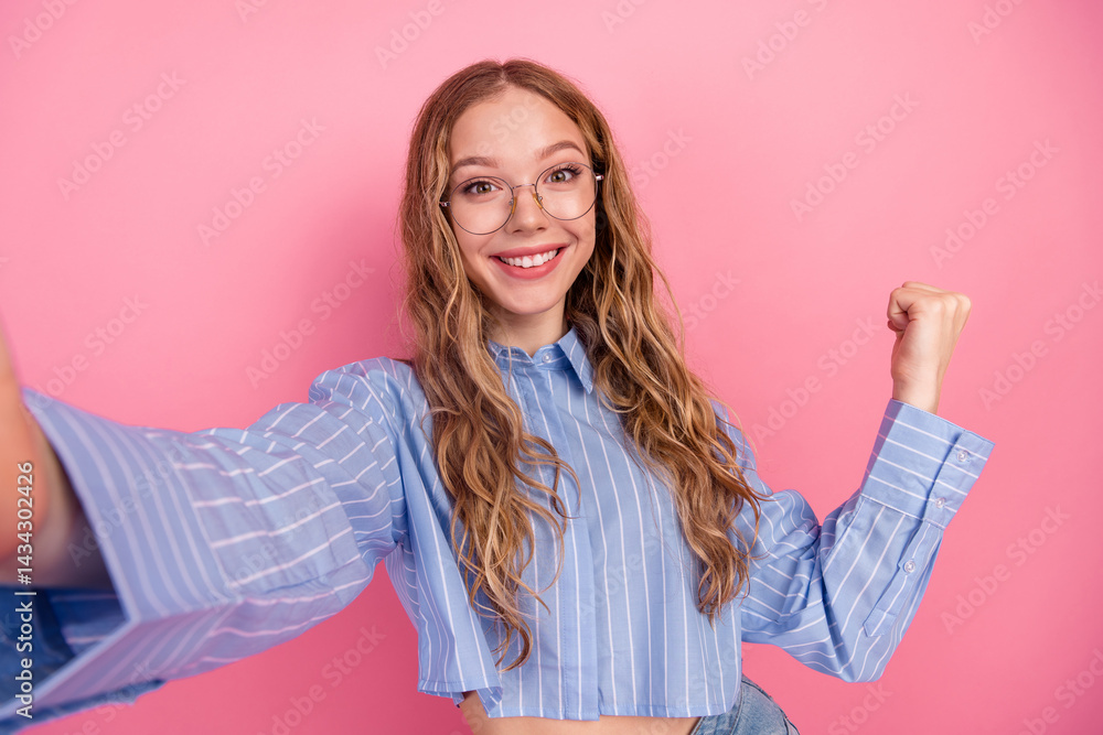 Obraz premium Happy young woman in casual clothing smiling and making gestures against a pink background