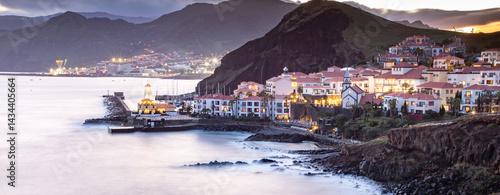 Obraz na płótnie dramatic coastline with rocks of Madeira, Portugal w salonie