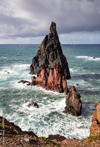 Obraz na płótnie dramatic coastline with rocks of Madeira, Portugal w salonie