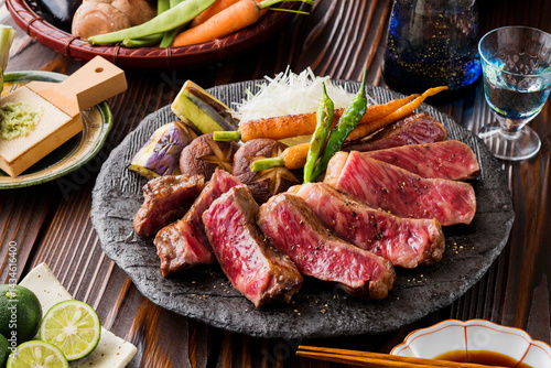 Tableau sur toile 【和牛サーロインステーキ】 和牛サーロインを焼き目香ばしく赤身は残したレアに仕上げました。