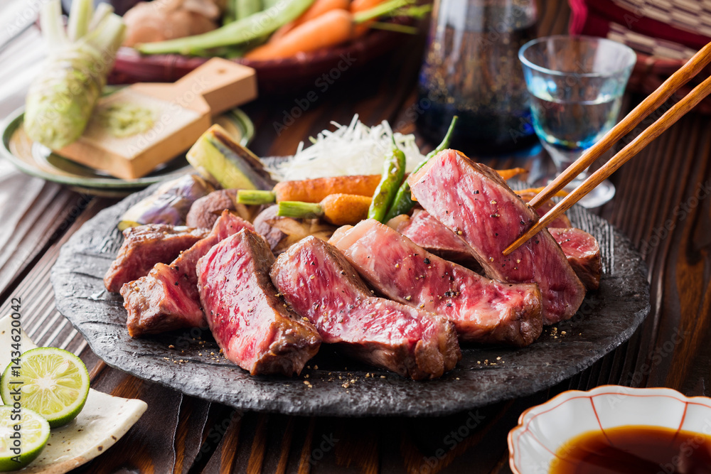 【和牛サーロインステーキ】 和牛サーロインを焼き目香ばしく赤身は残したレアに仕上げました。 【和牛サーロインステーキ】 和牛サーロインを焼き目香ばしく赤身は残したレアに仕上げました。
