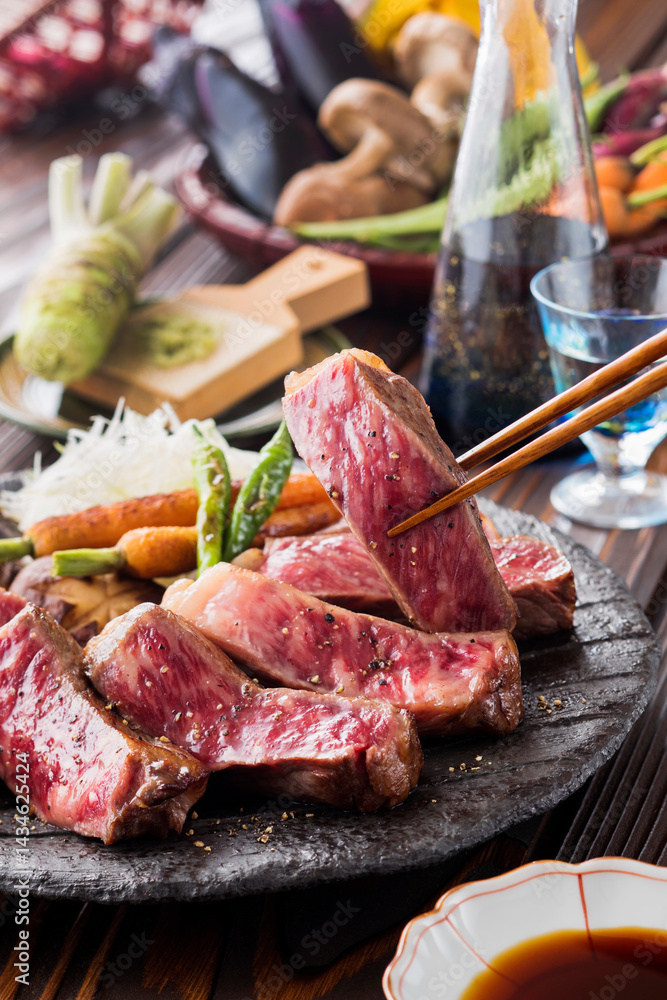 【和牛サーロインステーキ】 和牛サーロインを焼き目香ばしく赤身は残したレアに仕上げました。 【和牛サーロインステーキ】 和牛サーロインを焼き目香ばしく赤身は残したレアに仕上げました。