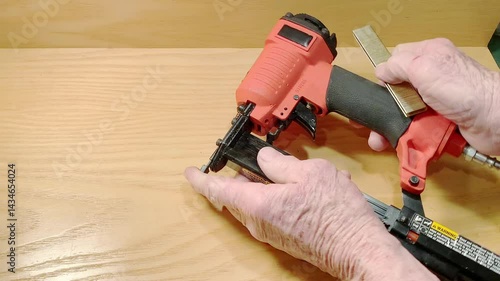 Staple gun refilling staples