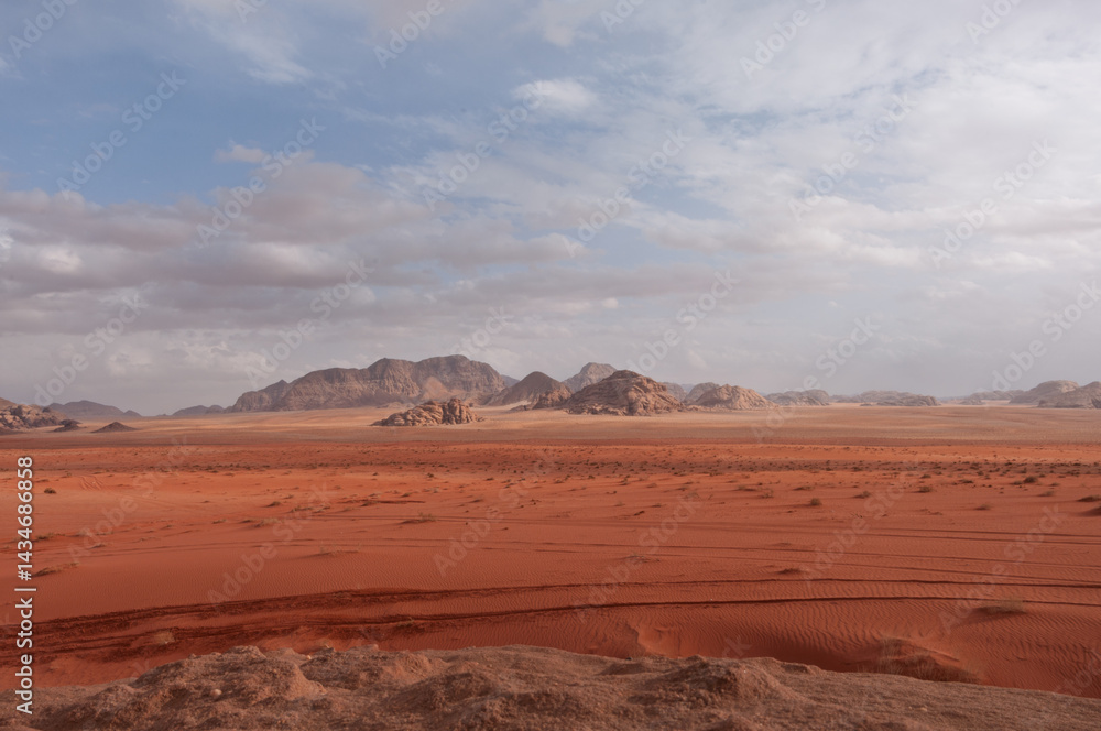 Naklejka premium A desert landscape with a large mountain range in the background