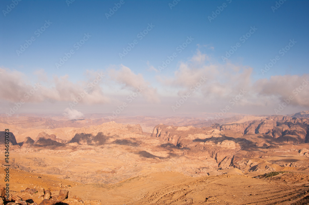 Naklejka premium A desert landscape with a clear blue sky