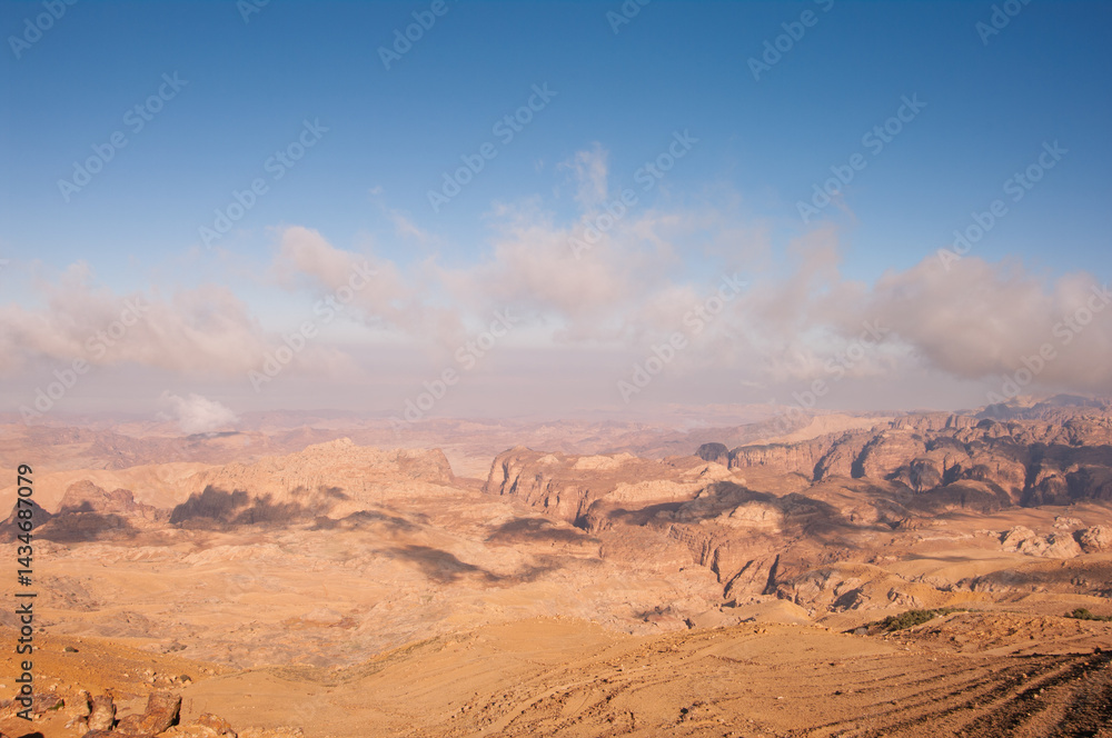 Naklejka premium A desert landscape with a clear blue sky