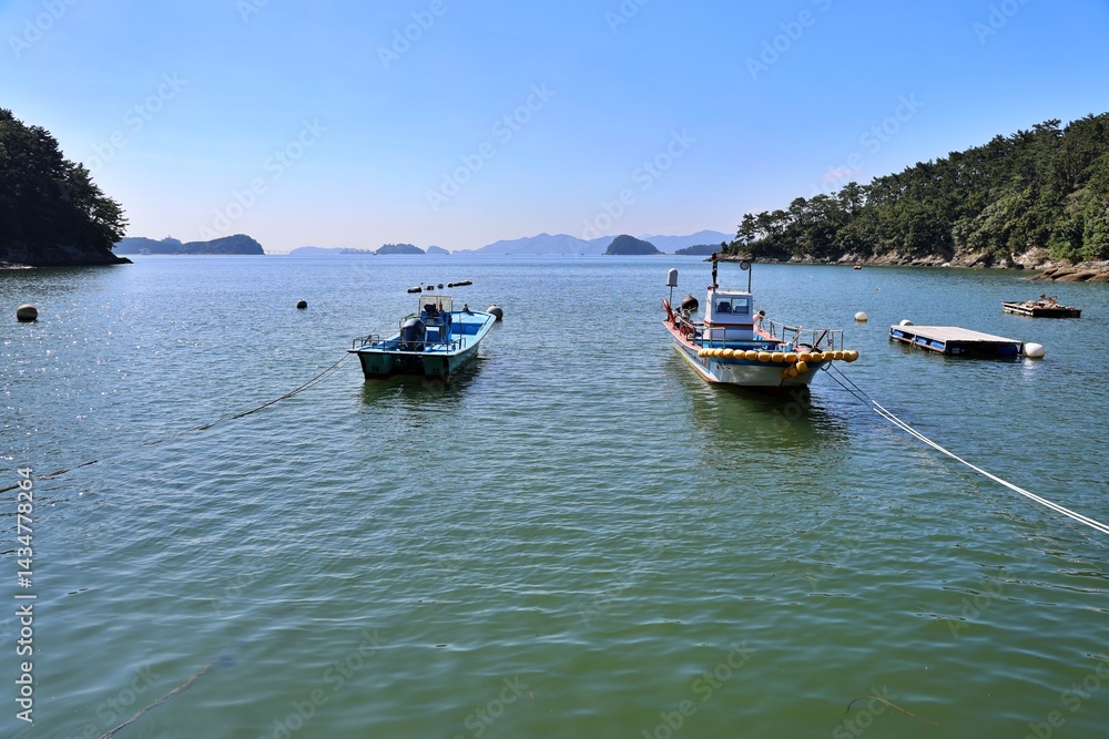 Fototapeta premium 창원 진해만 어촌 풍경- 배의 정박