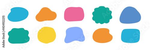 Organic shape liquid form set. Round organic blob curve bubble abstract shape frame. Doodle abstract liquid blob, wavy fluid different form. Soft round oval pattern background. Vector illustration