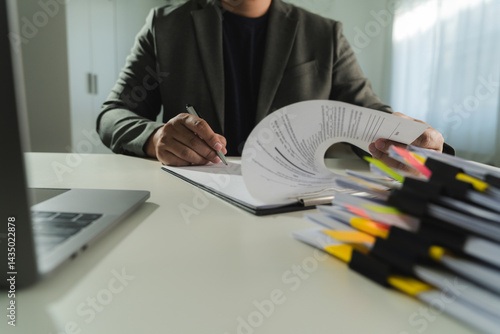 Obraz na płótnie businesswoman signing document On Contract Paper reading and checking financial documents w salonie