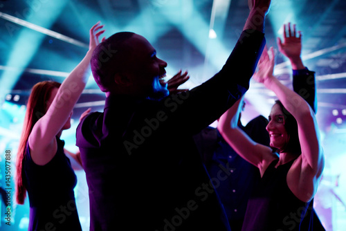 Obraz na płótnie Diverse Group Of People Dancing In Nightclub w salonie
