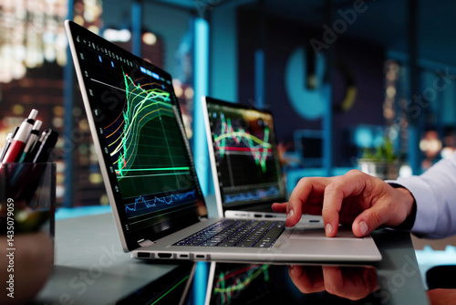 Obraz na płótnie Man Trading Stock Market Exchange Online w salonie